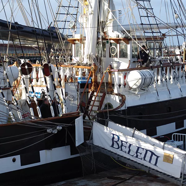 Belem à quai sur le port de Nantes avec son équipage à bord.