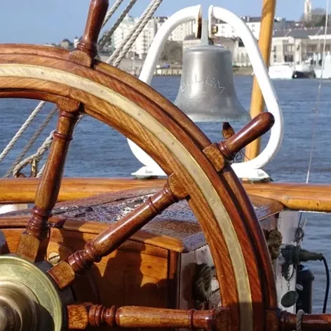 Barre du Belem avec la cloche du trois-mâts le Belem en arrière-plan.