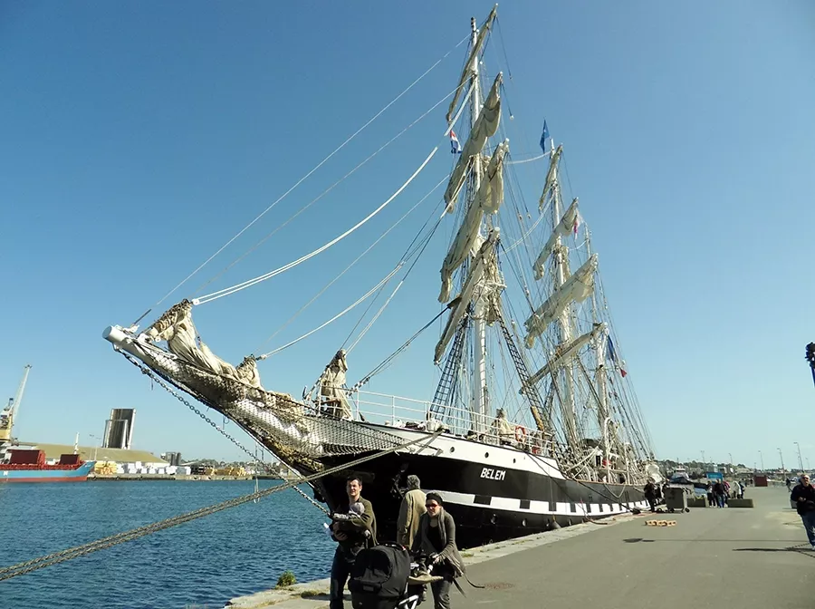 Le navire le Belem est amarré sur le quai du port de Saint-Malo en Bretagne.