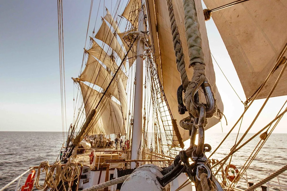Voiles du navire le Belem en train de naviguer sur l'océan.