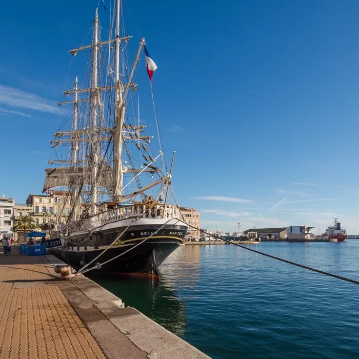 Le navire le Belem est amarré sur le quai du port de Sète dans le Hérault.
