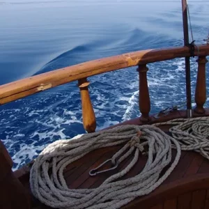 Cordes enroulées sur elles-mêmes à bord du navire le Belem.