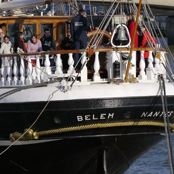 Le Belem à quai à Nantes avec l'équipage présentant le navire aux visiteurs.